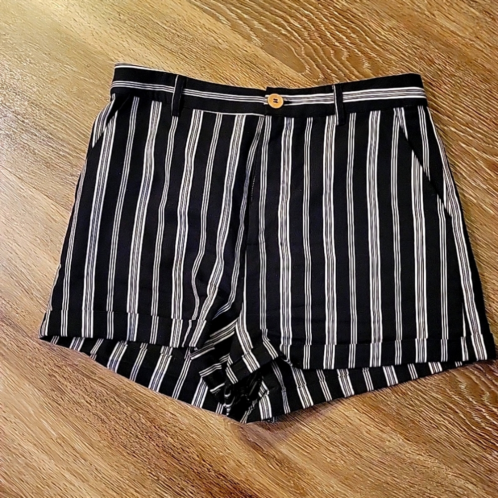 Black and white striped Forever 21 shorts | size L